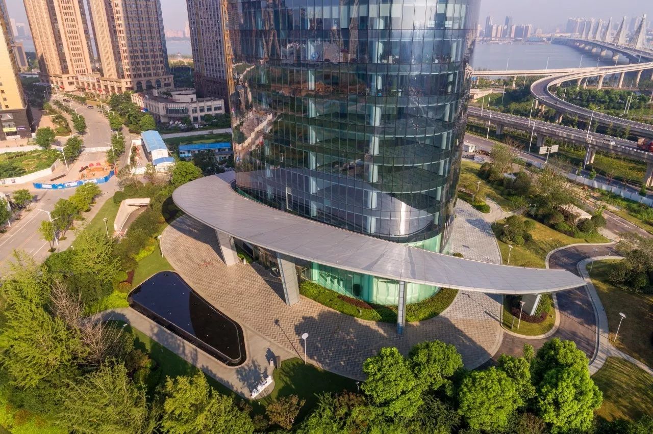 南昌新力中心塔楼直接落地，，无裙房