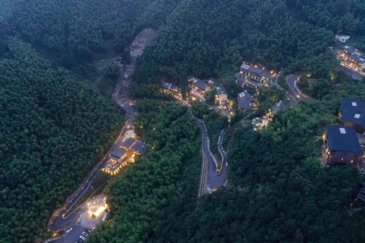 裸心堡接纳了轻质结构、、切合山地的吊脚楼结构