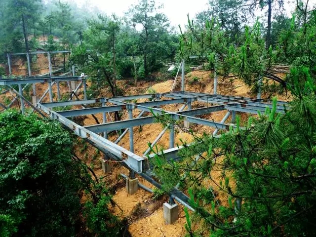 裸心堡接纳了轻质结构、、切合山地的吊脚楼结构