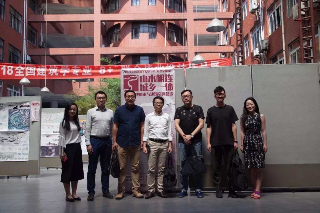 8181801威尼斯企业导师团合影