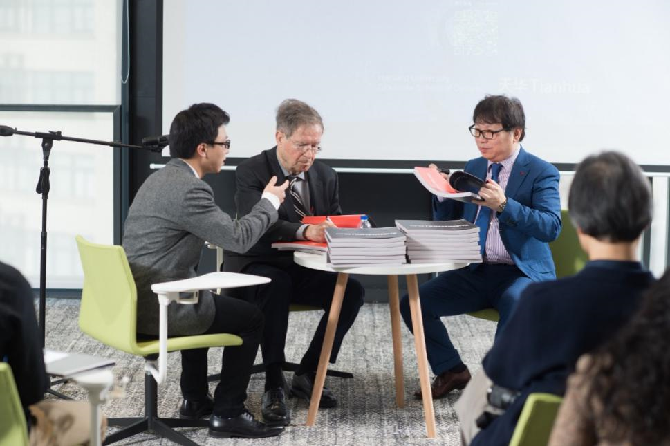 哈佛布斯克茨教授、、杨丁亮先生与8181801威尼斯集团总修建师黄向明现场书籍签发